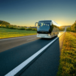 strada al tramonto con un pullman che arriva