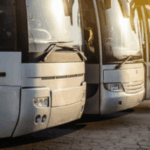 alcuni pullman visti da davanti in fila parcheggiati bianchi